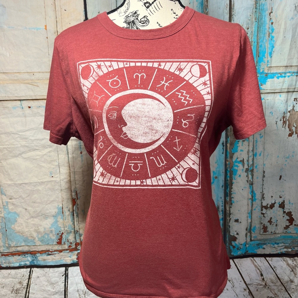 ⭐️3 for $11 ⭐️ 5 for $15 ⭐️ Zoe & Liv brand zodiac sign tee